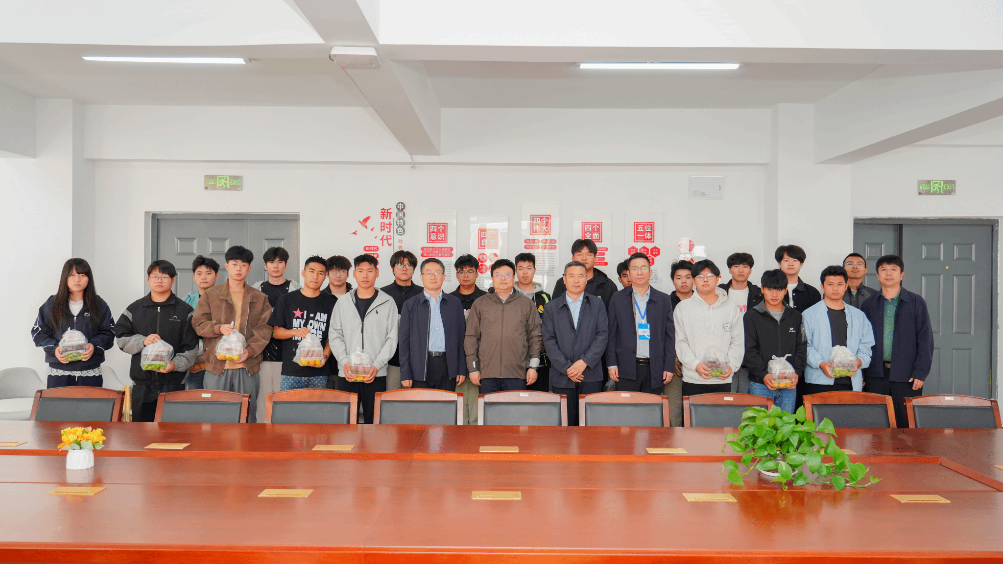 学校领导检查假期校园安全保障工作并走访慰问留校师生